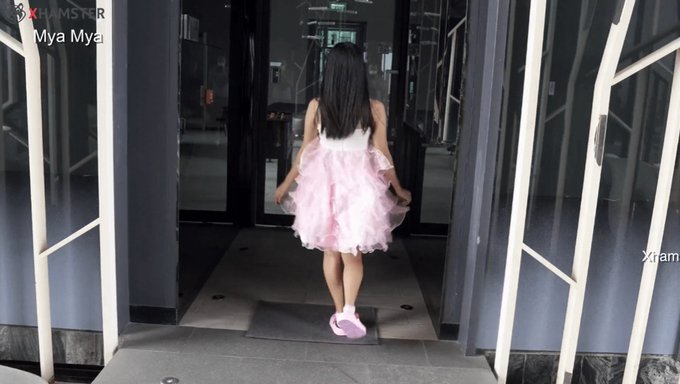 Küçük Göğüslü Bebek Bu Amatör Videoda Sikin Tadını Çıkarıyor