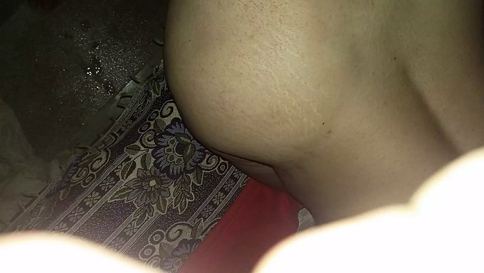 Sıkı Vücutlu Bir Asyalı Eş, Dualarına Cevap Bekler.