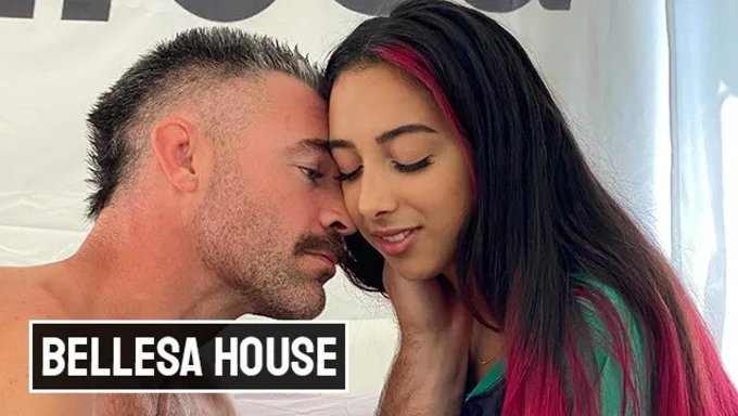 Kiarra Kai Ve Charles Dera Bir Ev Bölümünde