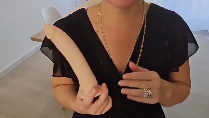 Olgun Kadının Asansörde Son Meydan Okuması Dildo Ile
