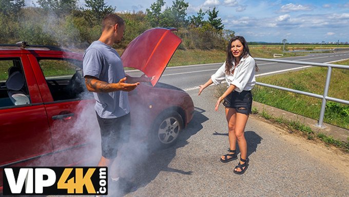 Küçük Bubili Güzel Bir Kadın, Motosiklet Sürmeyi Ve Büyük Bir Aletle Seks Yapmayı Seviyor.