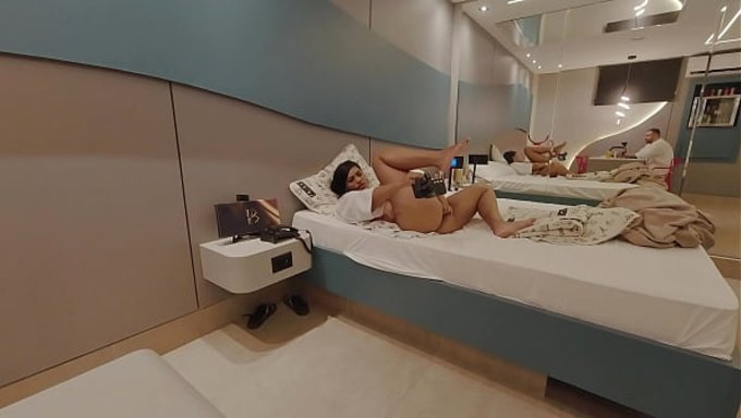 Tutkuyla Mastürbasyon Yapıyor, Sonunda Anal Sekse Dönüşüyor.