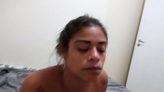 Kirayı Ödeyip Nasıl Ödediğime Bir Bakmam Lazımdı; Seksi 18’lik Novinha, Ailesi Uyurken Bile Gizlice Takılmaya Ve Kudurmaya Bayılıyor. Sıkı Amı Ve Maceracı Ruhuyla Her Anı Ateşli Kılıyor, Her Seferinde Işi Uzatmaya Da Hazır; Tıpkı Ateşli Videolarımızda Olduğu Gibi, Yavaş Yavaş Binip Daha Fazlası Için Yalvarıyor. Pozisyonlarda Yaratıcılık Mı Yoksa Eski Usul Bir Oral Şov Mu? Bu Brasileira Tam Anlamıyla Gerçek, Ham Tutkuyu Konu Alıyor—tıpkı Özel Hayatında Her Gün Arzuladığı Gibi. Yani, Eğer Sürprizli Ateşli Bir Içerik Arıyorsan, Eşyalarımıza Göz At Ve Kim Bilir, Onu Tekrar Aksiyonda Görebilirsin, Çünkü Her Gün Sikişmeye Bayılıyor!