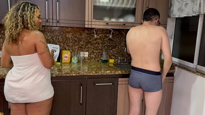 Güzel Milf Üvey Annem Beni Sikip Boşaltıyor.