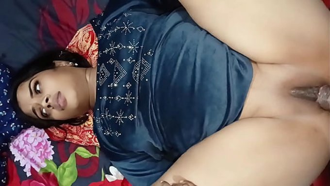 Hintli Ev Hanımı Bhabhi, Kocaman Bir Alete Binmekten Büyük Zevk Alıyor.