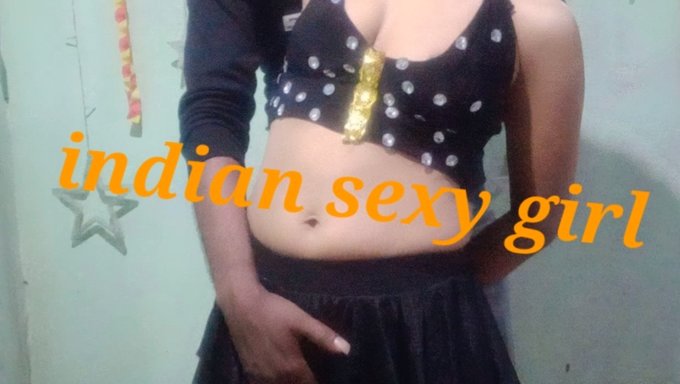 Amatör Dans Eden Kız, Cowgirl Seksin Tadını Çıkarıyor
