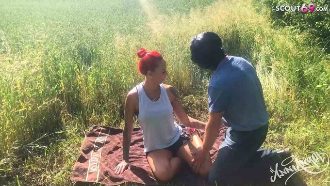Alman Genç Kızıl Saçlıyla Plajda Bareback Seks Yoğun Bir Oral Seks Seansına Yol Açıyor