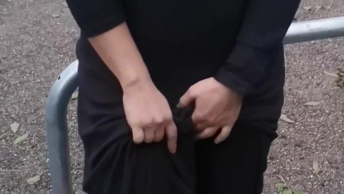 Alman Karısı Arabada Dildo Ile Mastürbasyon Yapıyor Ve Sıvı Fışkırtıyor