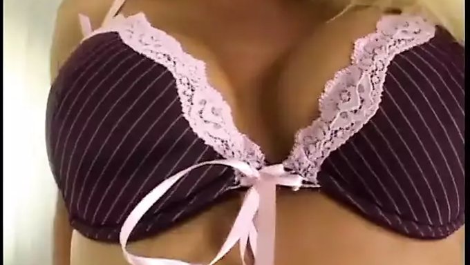 Uzun Saçlı Sarışının Seksi Iç Çamaşırlarıyla Yakın Çekim Pov'Su Sakso Çekiyor Ve Sikişiyor