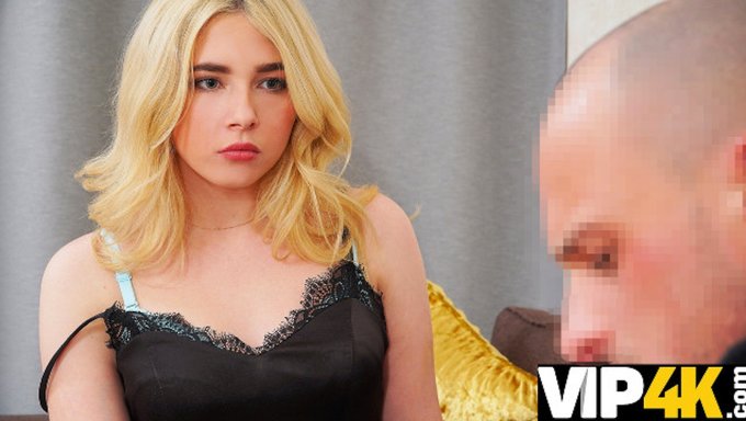 Genç Bir Adam, Gerçeklik Tarzında Bir Videoda Çarpıcı Bir Sarışın Gençten Cinsel Iyilikleri Ödeme Olarak Kabul Ediyor