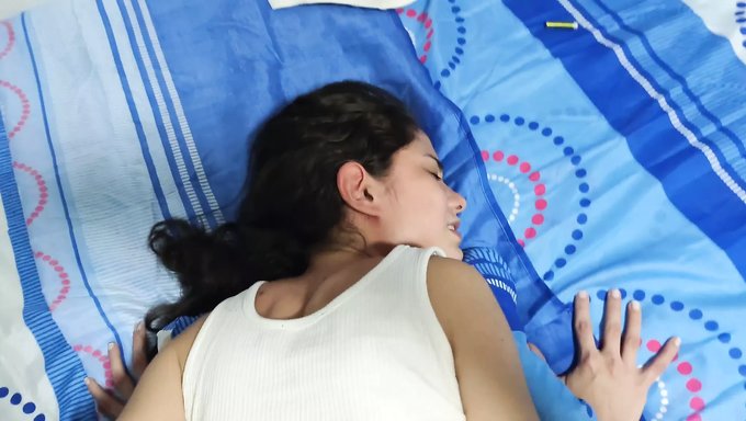 Genç (18+), Üvey Kız Kardeşini Dildo Ile Becerirken Arabada Sertleşiyor