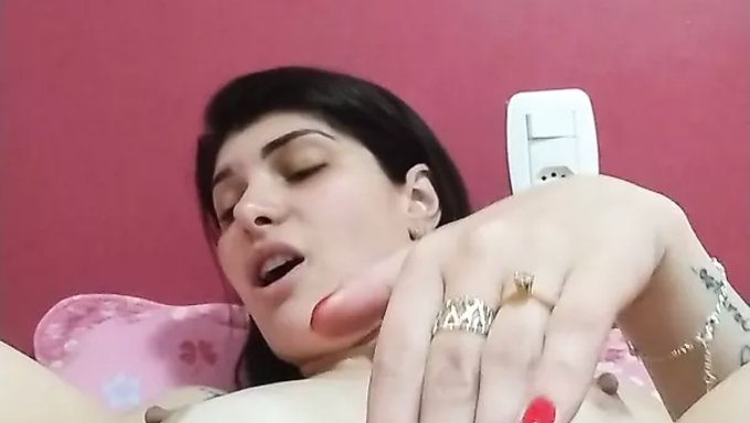 Dövmeli Esmer Büyük Bir Oyuncakla Mastürbasyon Yapıyor