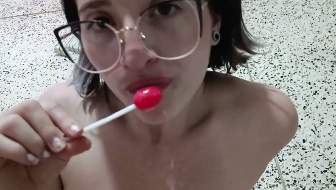 Kolombiyalı Bir Bebekle Tek Başına Oyun Zamanı