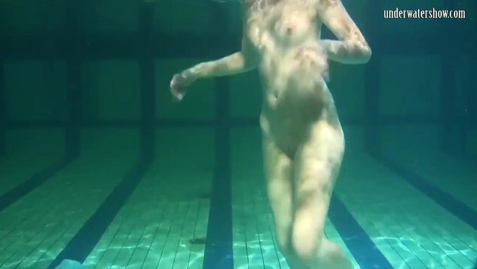 Genç (18+) Ve Büyük Popolu Bebekler Havuzda Yaramaz Oluyorlar