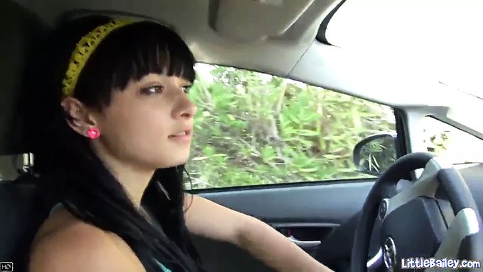 Göğüslü Kızlar: Mandy Sky Ve Bailey'Nin Dildo Mastürbasyonu