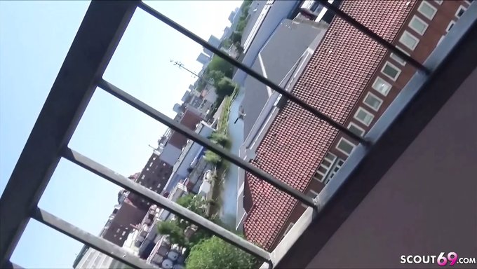 18+ Alman Genç Lina, Halka Açık Alanda Sikişiyor Ve Yüzüne Boşalıyor