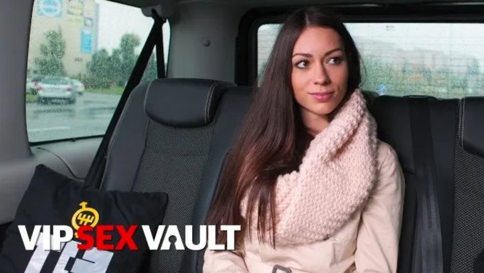 Vipsexvault, Çarpıcı Bir Esmerin Yoğun Sıvı Fışkırtmasını Sunuyor
