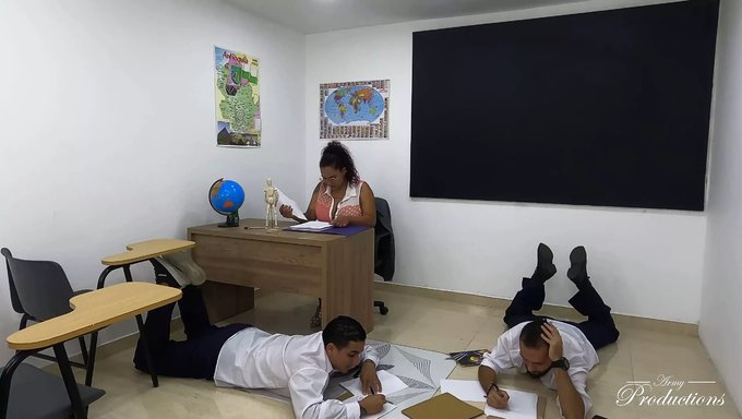 Sıcak Bir Öğretmen Ve Öğrencileriyle Grup Seks