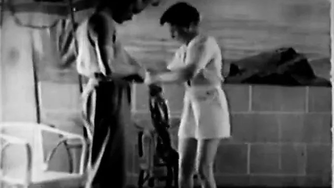 Vintage Fransız Güzeli Sanatsal Bir Gösteride