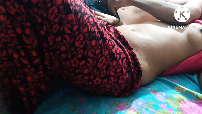 18 Yaşındaki Hintli Kız Orgazma Kadar Mastürbasyon Yapıyor