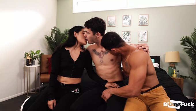 Yarağa Aç Güzellik Chloe Starr Ilk Anal Deneyimini Yaşıyor
