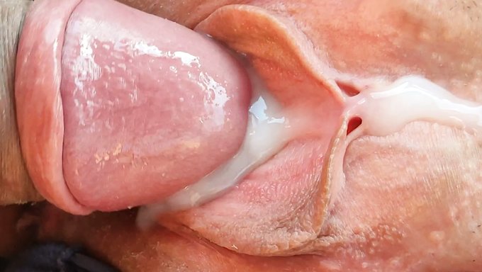 Iç Çamaşırı Giymiş Üvey Kız Kardeş, Üvey Erkek Kardeşinin Penisini Ağzına Alıyor