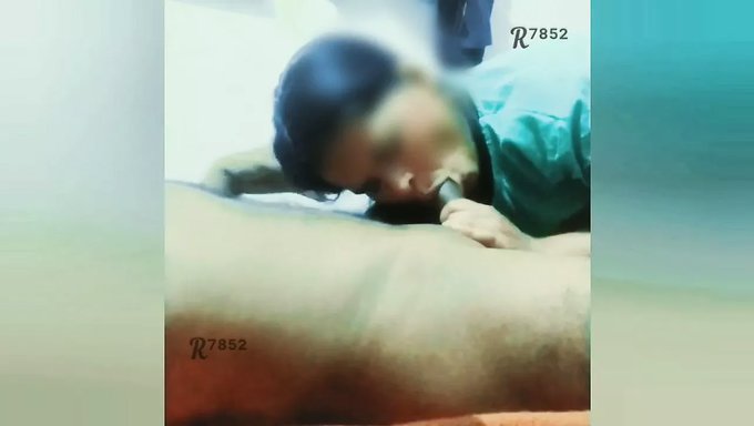 18 Yaşındaki Hintli Kız Ev Yapımı Bir Videoda Sakso Çekiyor Ve El Işi Yapıyor