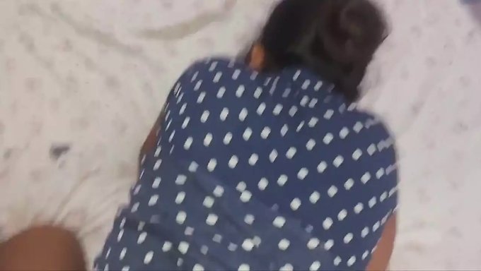 Desi Genç Kızın Dar Amcığı Beceriliyor