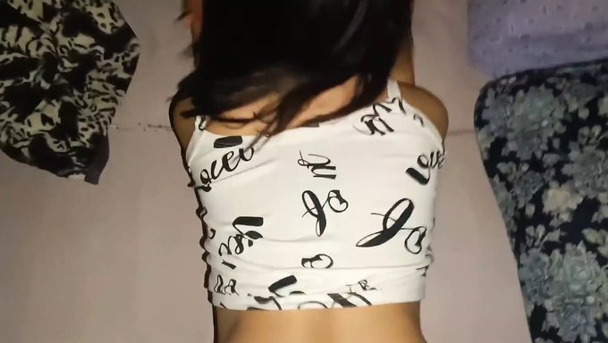 Endonezyalı Çift Ev Yapımı Seks Videosunu Seviyor