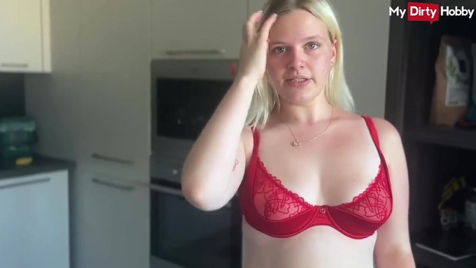 Sarışın Amatör Emilynoir, Alman Bir Partnerle Sıcak Bir Mutfak Sahnesi Yaşıyor.