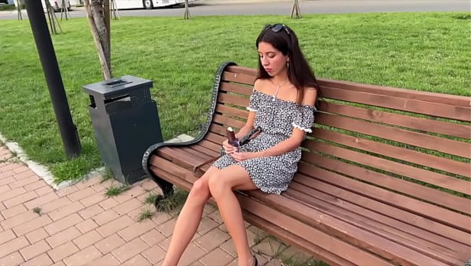 Güzel Kız, Sokakta Alındıktan Sonra Arkadaşlarıyla Anal Seks Yapıyor