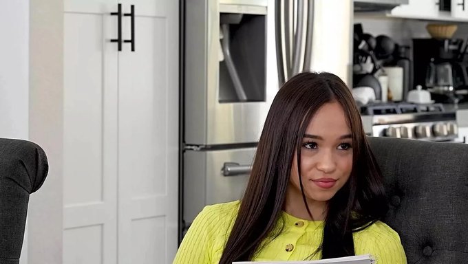 Cılız Genç Dakota Tyler, Hocasını Baştan Çıkarıp Passion-Hd'De Ateşli Bir Seks Yaptı.