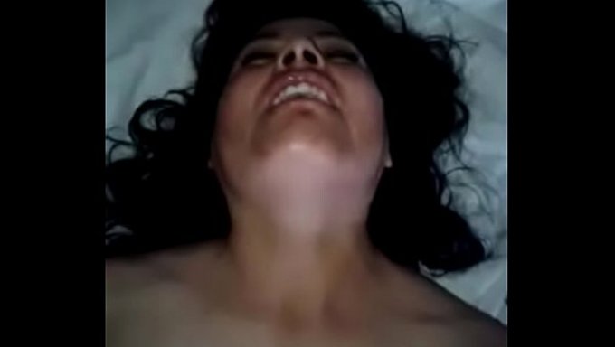 Olgun Kadın, Yetişkin Bir Adam Tarafından Anüsünden Sikerken.