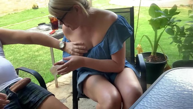 Kız, Üvey Kardeşini Dışarıda Kocaman Bir Dildo Ile Sikişmeye Baştan Çıkarıyor.