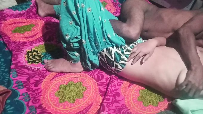 Hintli Genç, Grup Sakso Alıyor Ve Bir Dildo Kullanıyor
