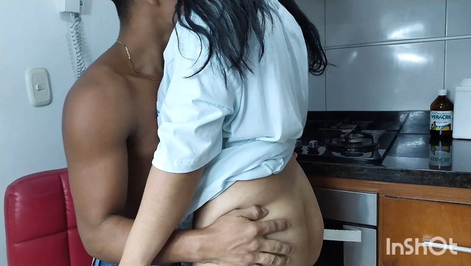 Üvey Kız Kardeşinin Dar Amcığı: Büyük Doğal Bir Bebek Içeren Ev Yapımı Bir Video