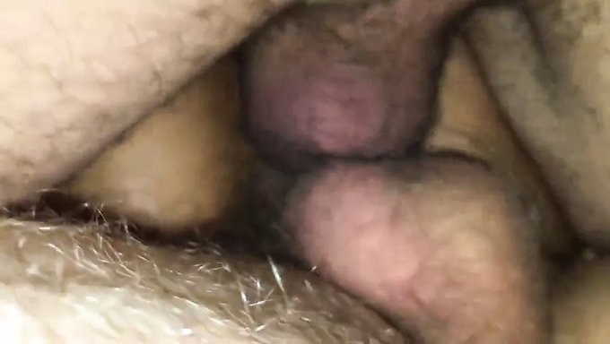 Asyalı Kızlar Vahşi Bir Grup Seks Seansında Içine Boşalıyorlar