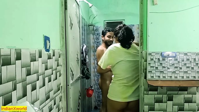 Desi Bebek, Üvey Erkek Kardeşi Ve Karısıyla Sıcak Bir Üçlüden Zevk Alıyor