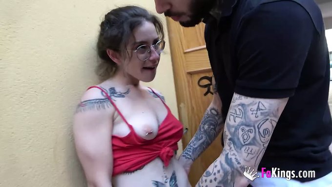 18+ Genç, Sıcak Bir Seansa Katılmadan Önce Halka Açık Bir Sakso Çekiyor