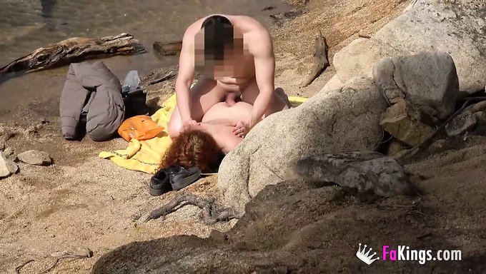 Kızıl Saçlı Genç, Plajda Derin Boğaz Sakso Çekiyor Ve Boşalma Duşu Alıyor