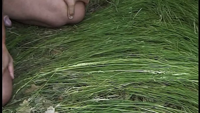 Baştan Çıkarıcı Bebek Çimenlerde Sikişiyor Ve Ağzına Dolu Dolu Boşalıyor