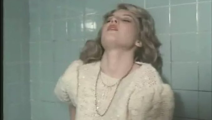 Bu Seksi Okul Kızlarıyla Yaramazlık Yapın