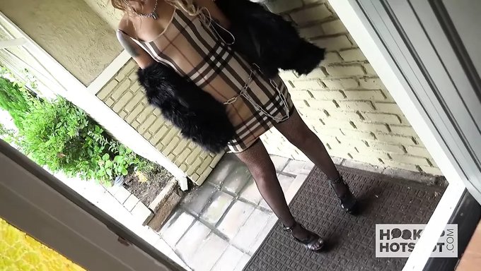 Seksi Genç Kız Ilk Kez Anal Deniyor, Sıcak Bir Buluşmayla.