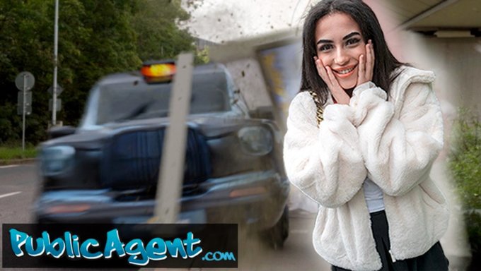 Büyük Doğal Göğüslere Sahip Genç (18+) Yüzüne Boşalma Alıyor