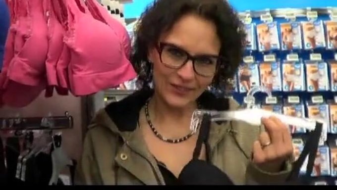 En Büyük Göğüslü Milf Depolama Odasında Yarağı Emiyor