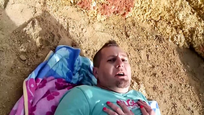 Alman Bebek Sıkı Amını Büyük Bir Yarrağın Doldurduğu
