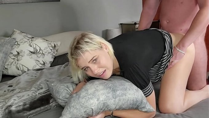 Sarışın Bir Kızla Ilk Kez Anal Seks Ve Harika Kamera Açıları.