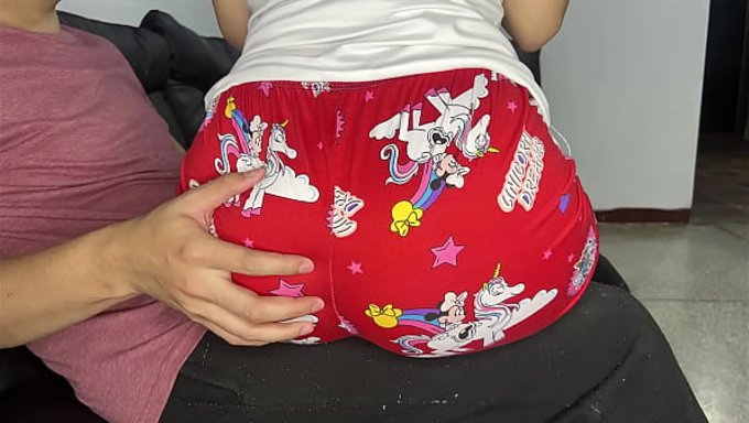 Üvey Baba, Üvey Kızını Yemek Verirken Ve Kalçalarının Tadını Çıkarırken Baştan Çıkarıyor.