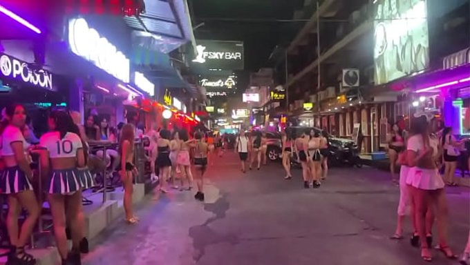 Pattaya Gece Hayatı Sahnesi: Para Istediğin Her Şeyi Satın Alabilir