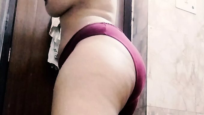 Hintli Genç 18+ Tam Vücut Masajı Ve Oral Zevk Alıyor